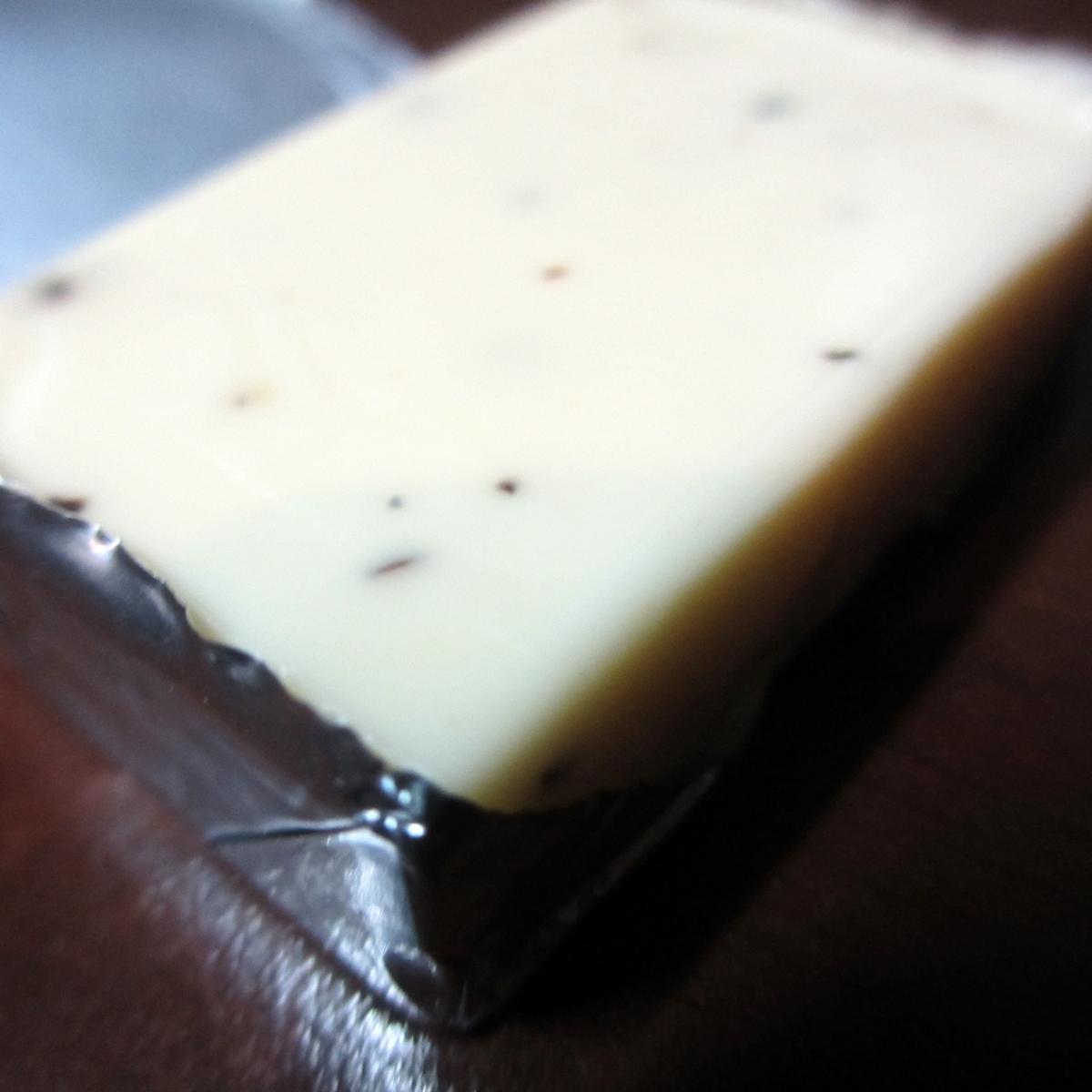 【カマンベール＆ブラックペッパー】BQQベビーチーズ食べ比べ【サラミ＆バジル】20150613-02
