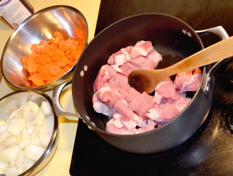 煮物料理なのに最初に肉を油で炒めるワケ。